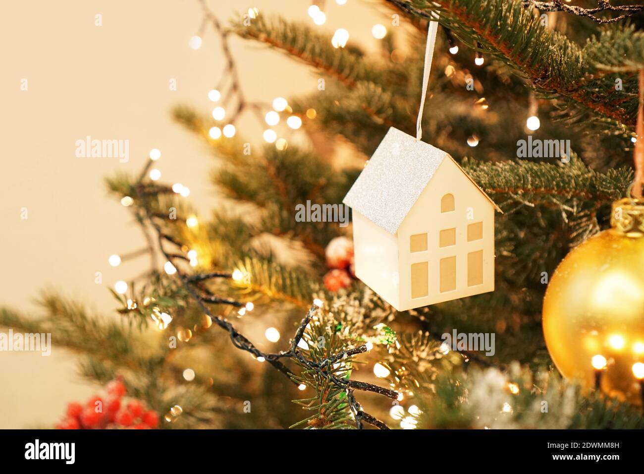 Weihnachtsbaumschmuck. Weihnachtsbaum Spielzeug - Haus. Konzept eines Kinderzimmers im Stil des neuen Jahres Stockfoto