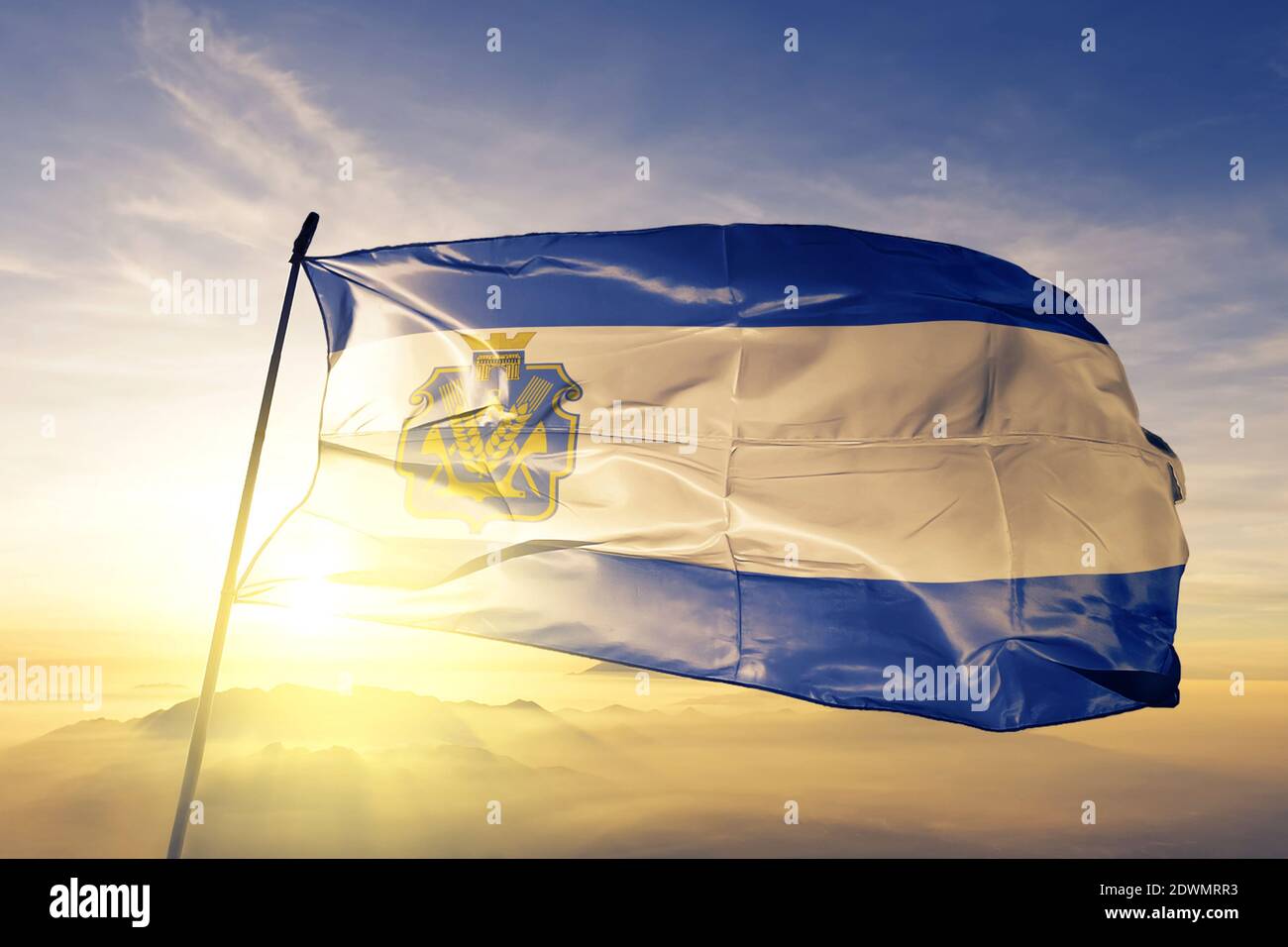 Cherson Oblast der Ukraine Flagge winken auf der Spitze Sonnenaufgang Nebelnebel Stockfoto