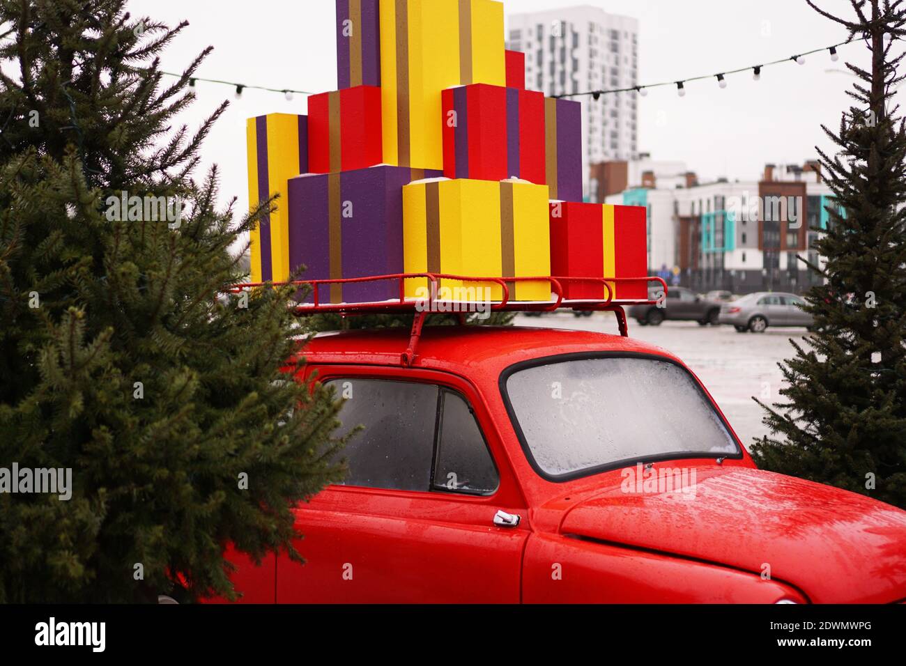 Weihnachten rot Retro Auto mit Geschenk-Boxen, weihnachtsbaum draußen Stockfoto