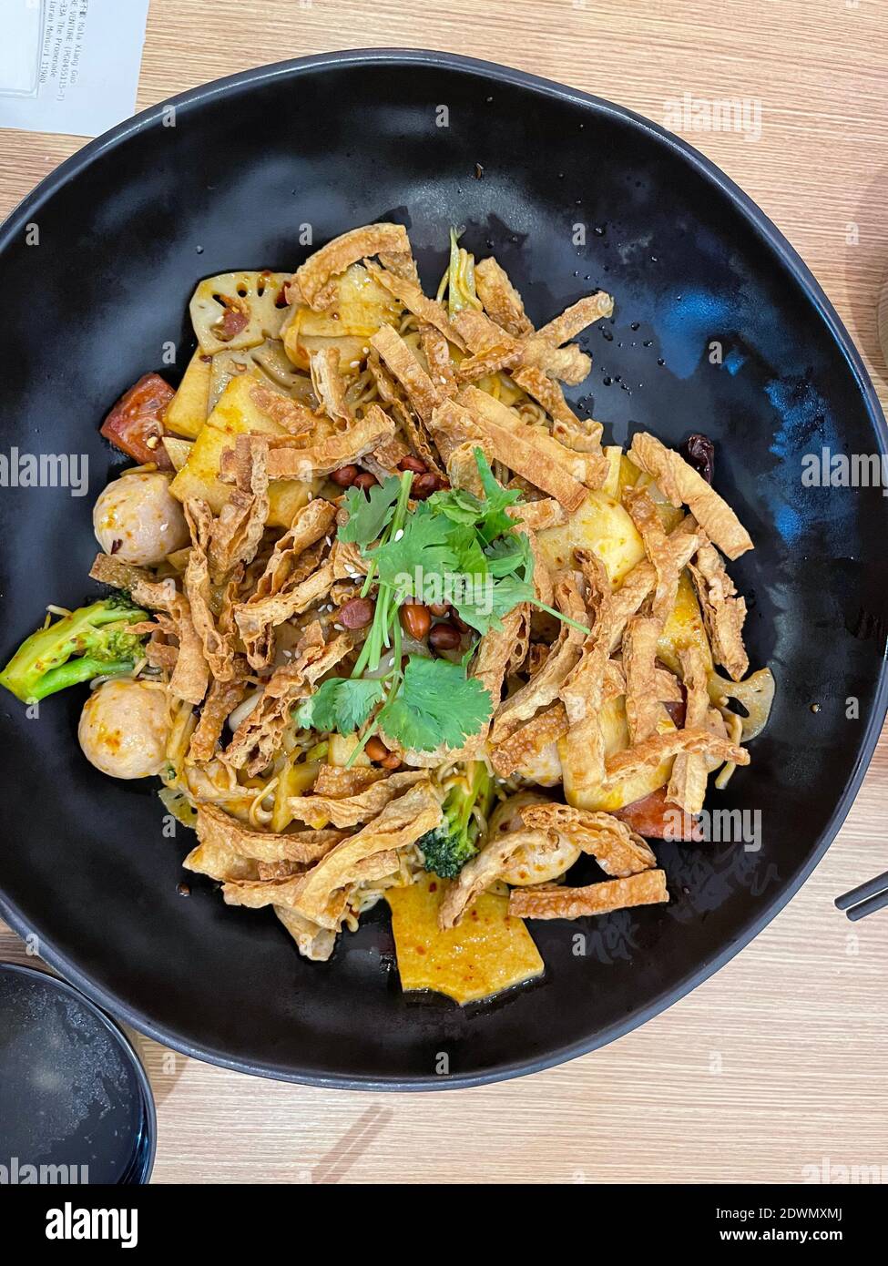 Mala Xiang Guo (Hot Pot) - china beliebtes Gericht, gebratenes gemischtes Gemüse, Meeresfrüchte, Pilze und Fleisch in scharfer Chili-Würze. Stockfoto