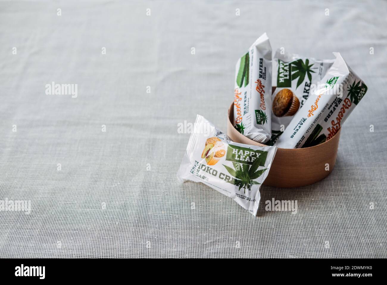 CBD-Esswaren, CBD-infundiert Snacks, Kuchen, Hanfwaffeln mit Cannabis. Testy CBD Snacks in Schale auf Leinenstoff natürlichen Hintergrund. Kropivnitskiy, Ukraine Stockfoto