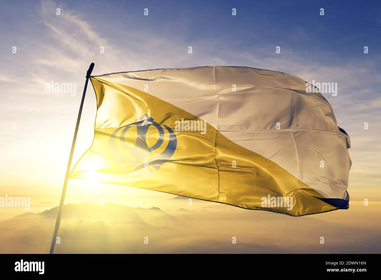 Sikhismus Flagge winkt auf der Oberseite Sonnenaufgang Nebel Stockfoto