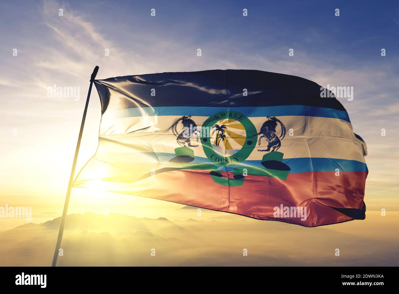 Kwale County of Kenya Flagge winkt auf der Spitze Sonnenaufgang Nebelnebel Stockfoto