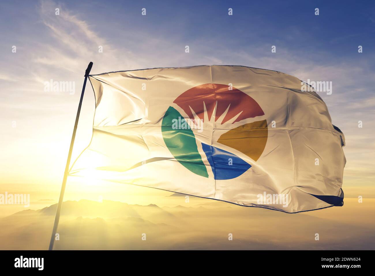 Süd-Gyeongsang Provinz Südkorea Flagge winkt auf der Top Sonnenaufgang Nebel Stockfoto