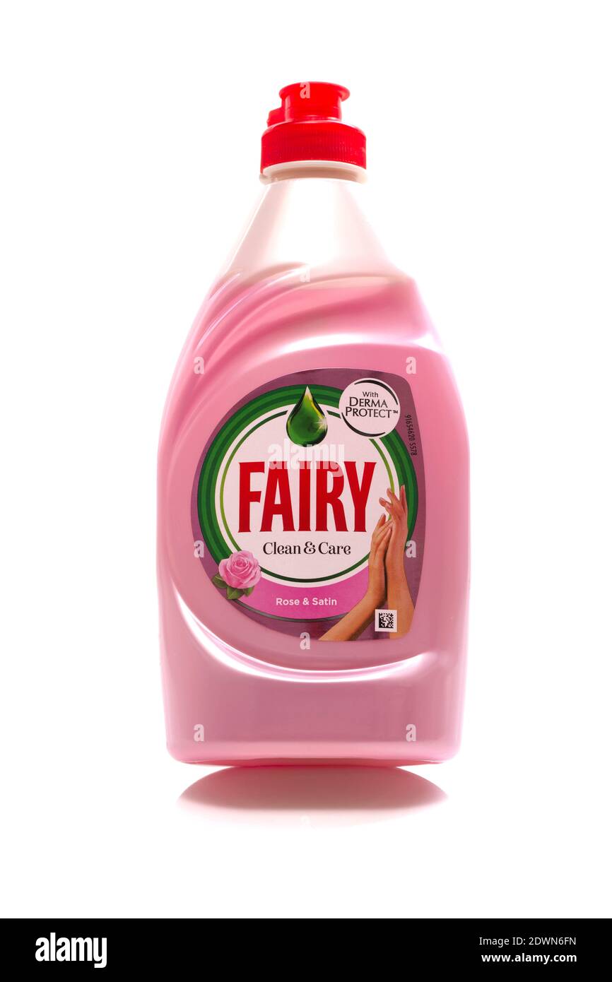 SWINDON, UK - 23. DEZEMBER 2020: Flasche Fairy Clean & Care Rose & Satin Spülmittel mit Derma Protect Stockfoto
