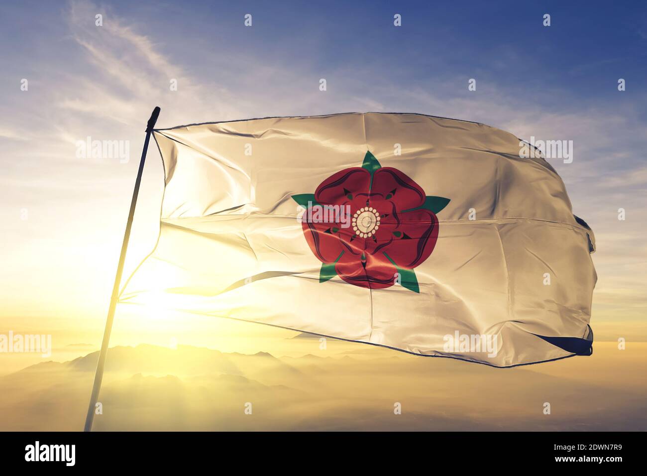 Lancashire County of England Flagge winken auf der Spitze Sonnenaufgang Nebelnebel Stockfoto