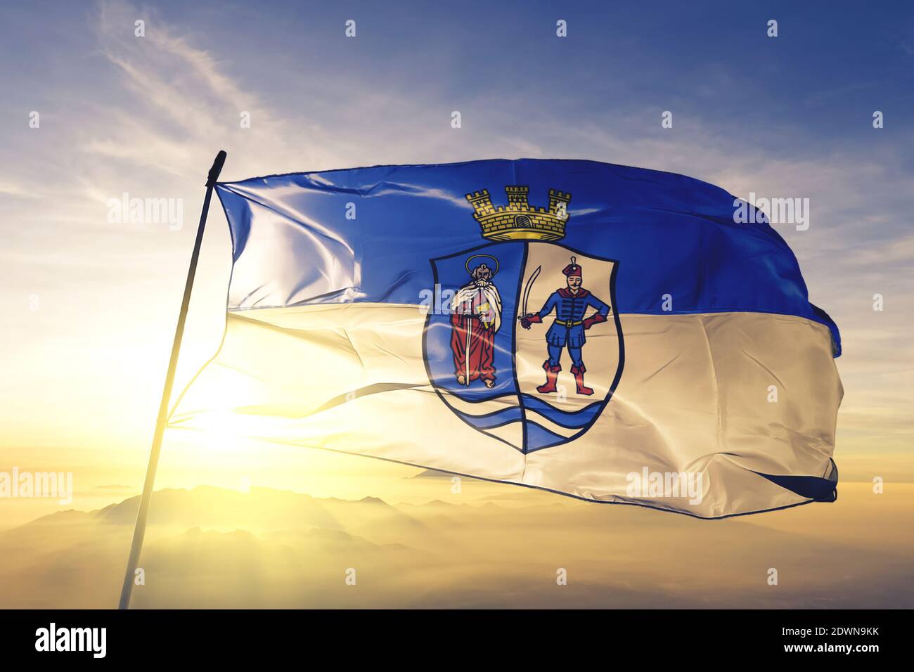 BACS-Kiskun Grafschaft Ungarn Flagge winken auf der Spitze Sonnenaufgang Nebelnebel Stockfoto