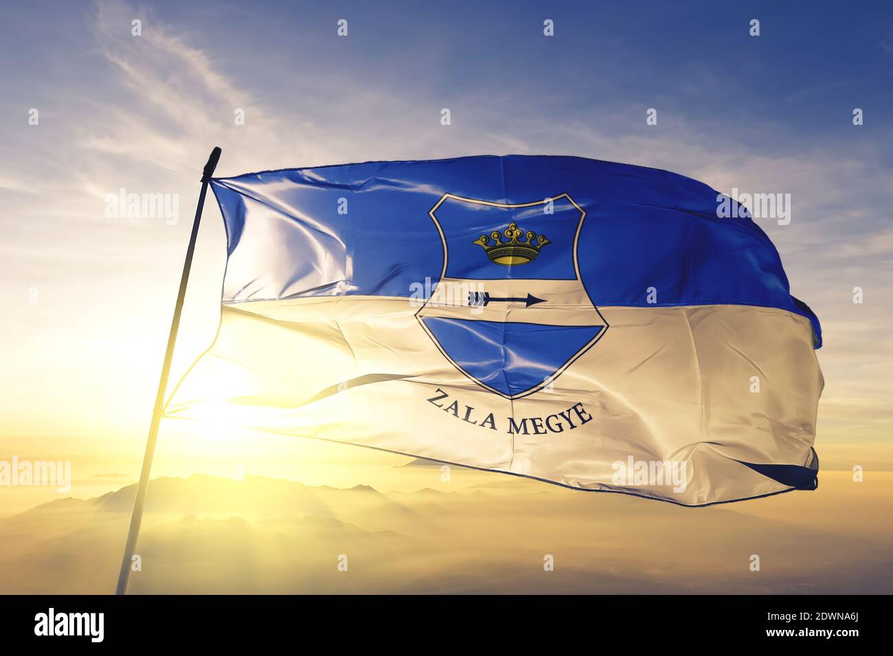 Zala Grafschaft Ungarn Flagge winken auf der Spitze Sonnenaufgang Nebelnebel Stockfoto