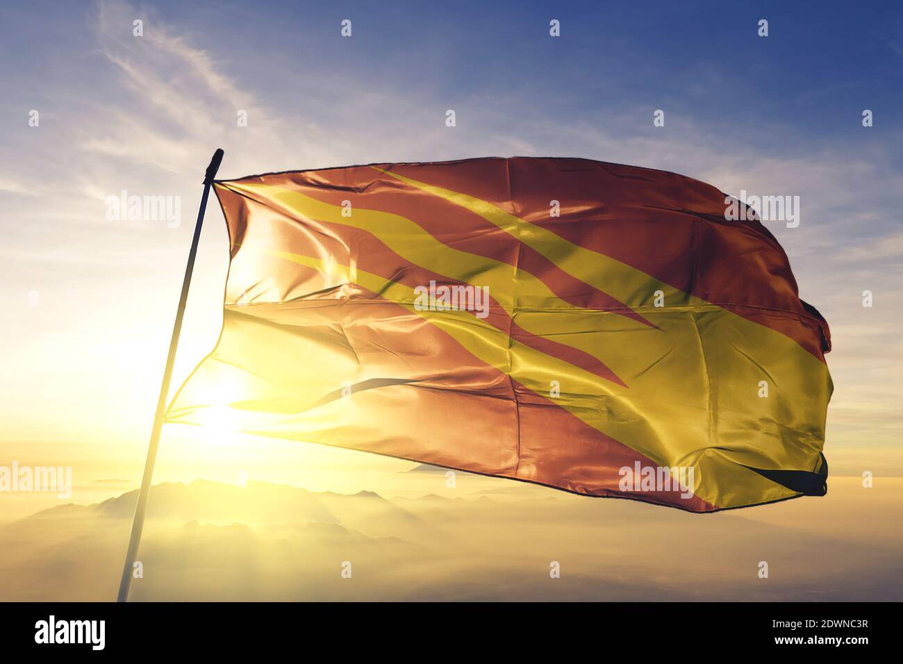 Ostfold Grafschaft Norwegen Flagge winken auf der Spitze Sonnenaufgang Nebelnebel Stockfoto