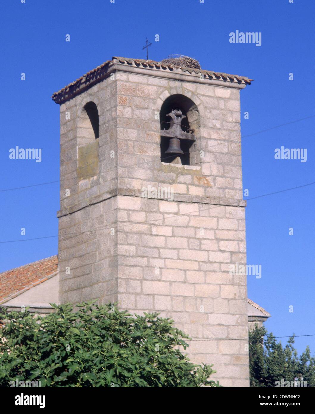 TORRE CAMPANARIO. ORT: IGLESIA DE SAN NICOLAS DE BARI. LOYOZUELA. MADRID. SPANIEN. Stockfoto