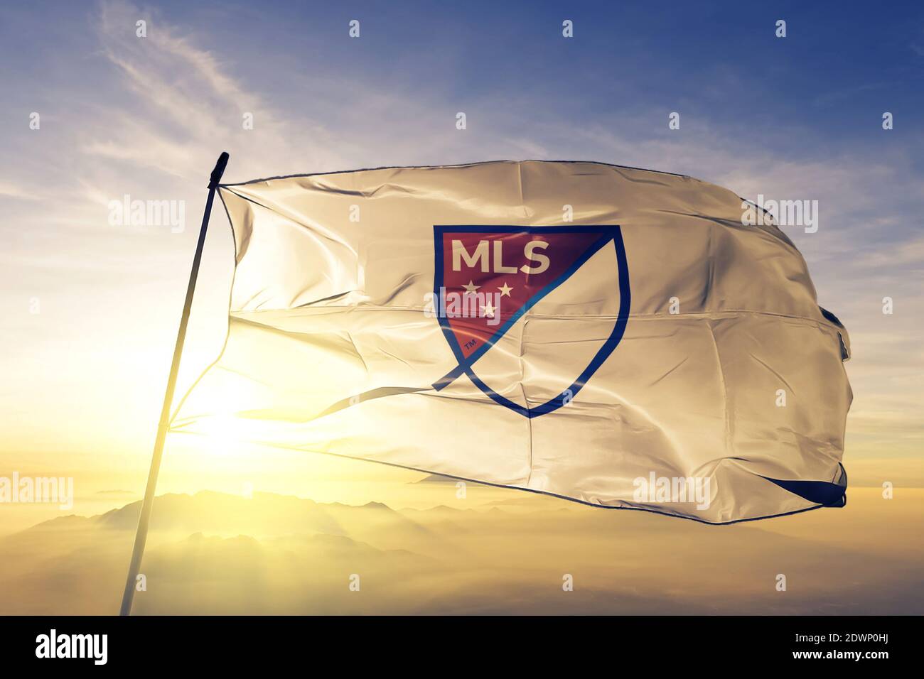 MLS Major League Soccer Logo Flagge winkt auf der Oberseite nebel bei sonnenaufgang Stockfoto