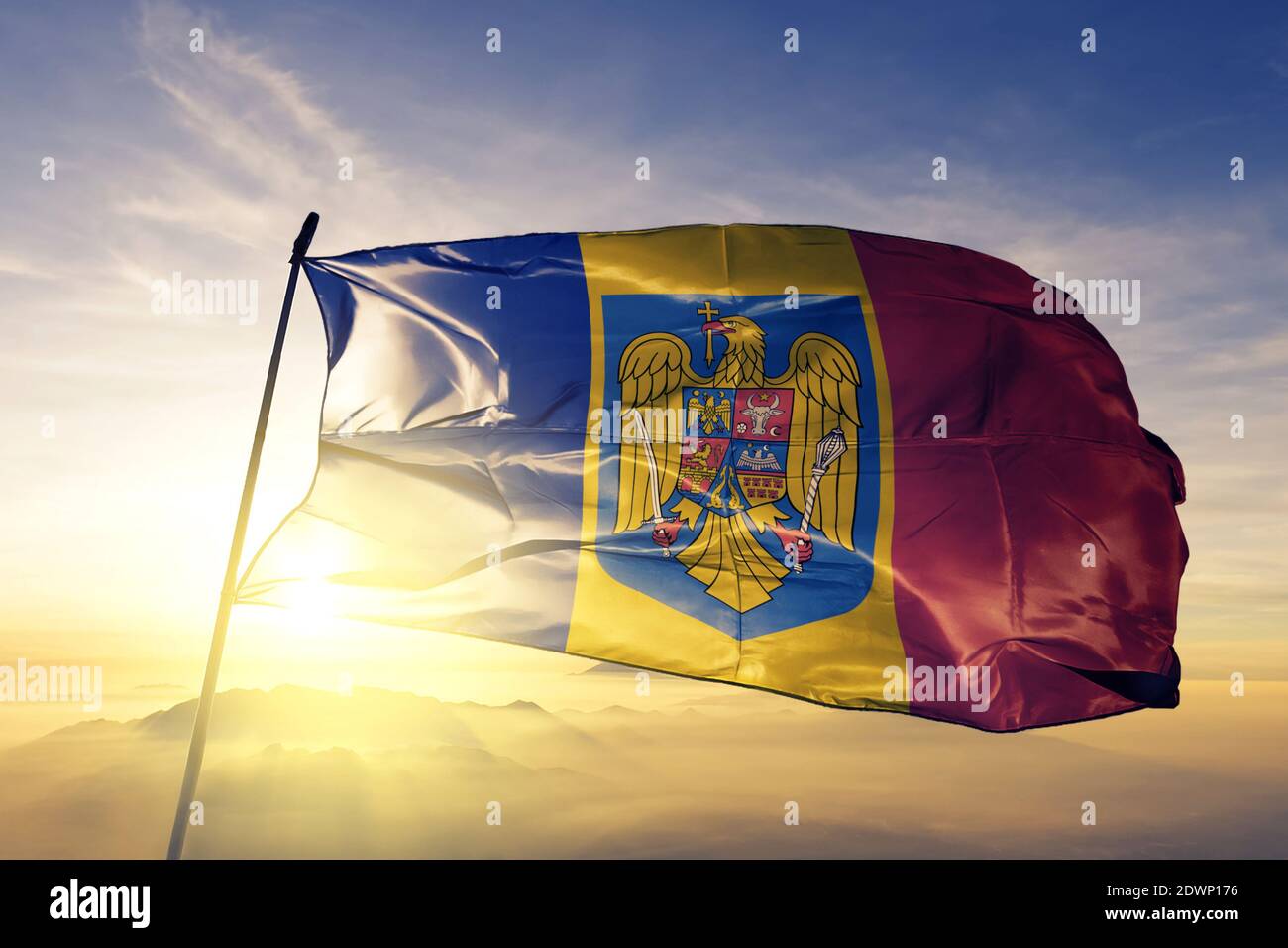 Rumänien mit Wappen Flagge winken auf der Oberseite nebel bei sonnenaufgang Stockfoto