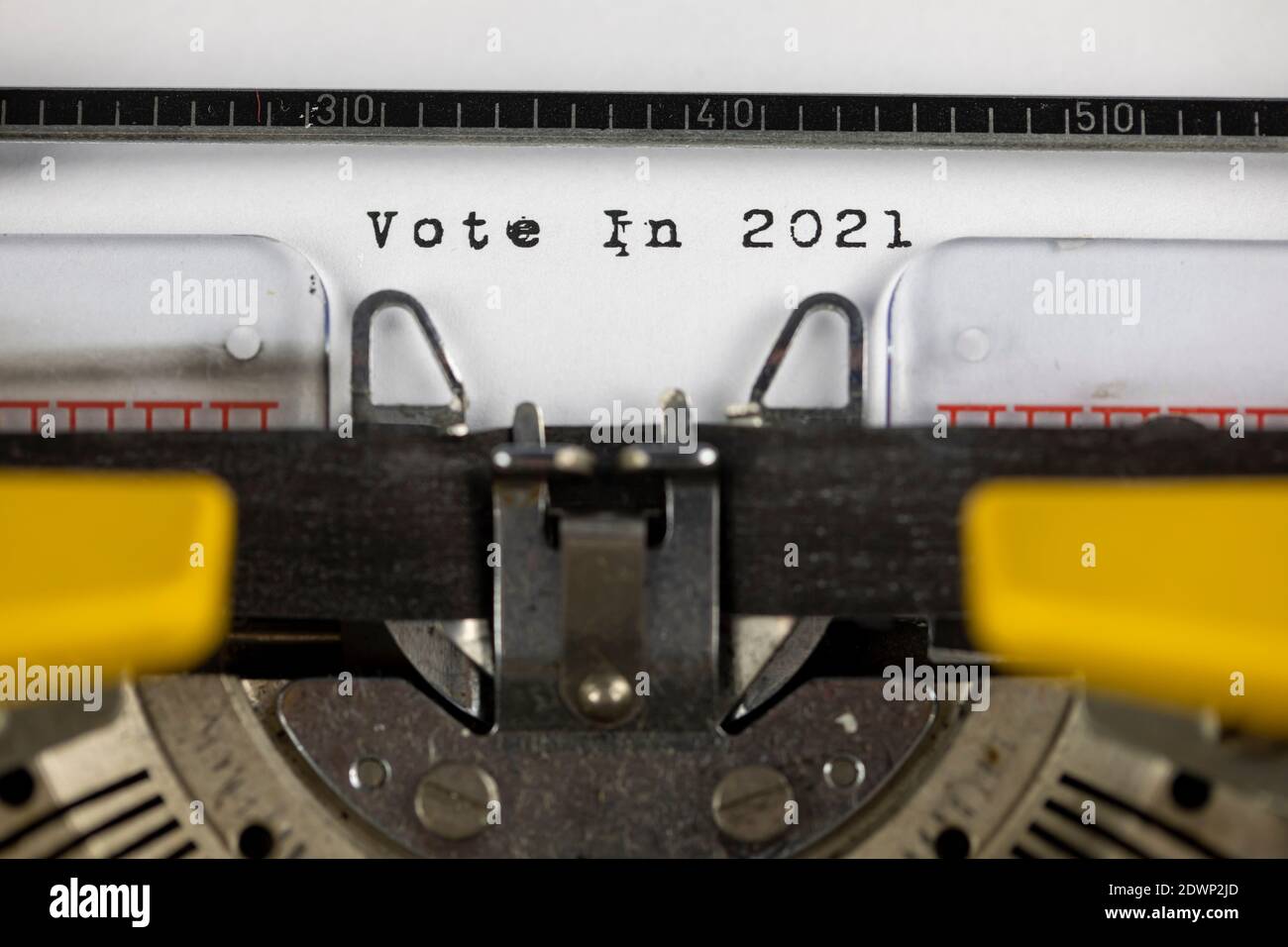 Abstimmung 2021 geschrieben auf einer alten Schreibmaschine Stockfoto