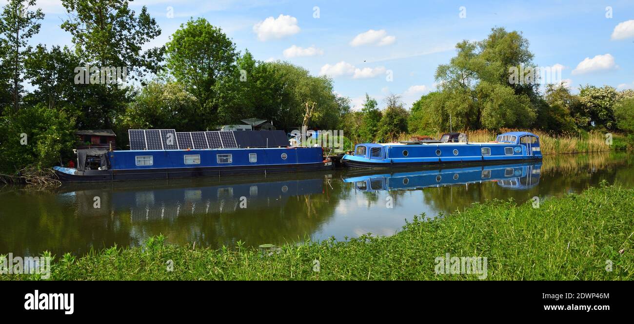 Alternative Leben in Narrow Boot auf dem Fluss Ouse in St Neots Cambridgeshire England. Stockfoto