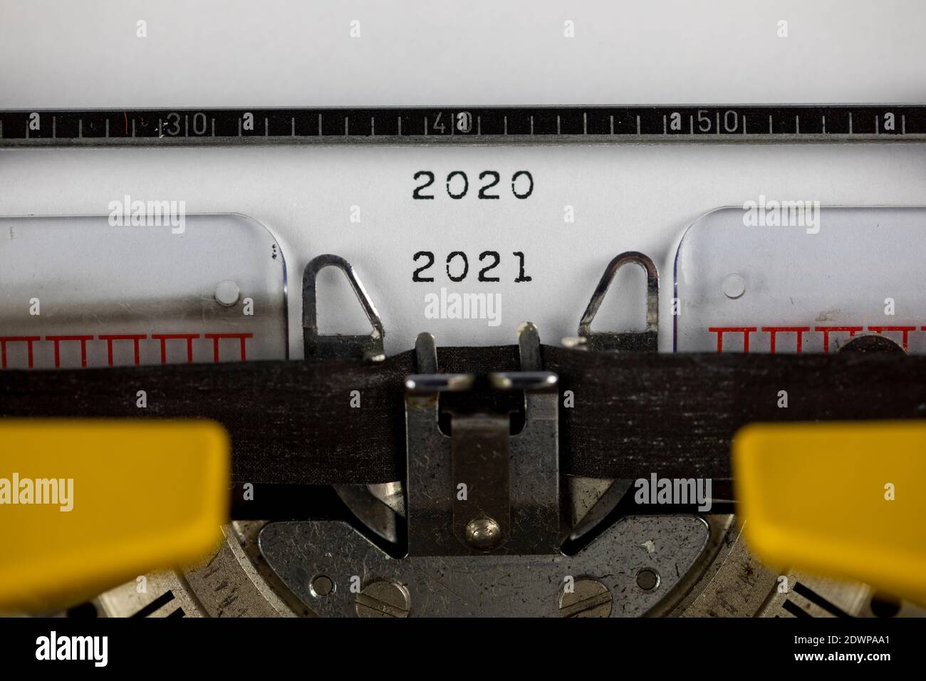 2021 - 2020 geschrieben auf einer alten Schreibmaschine Stockfoto