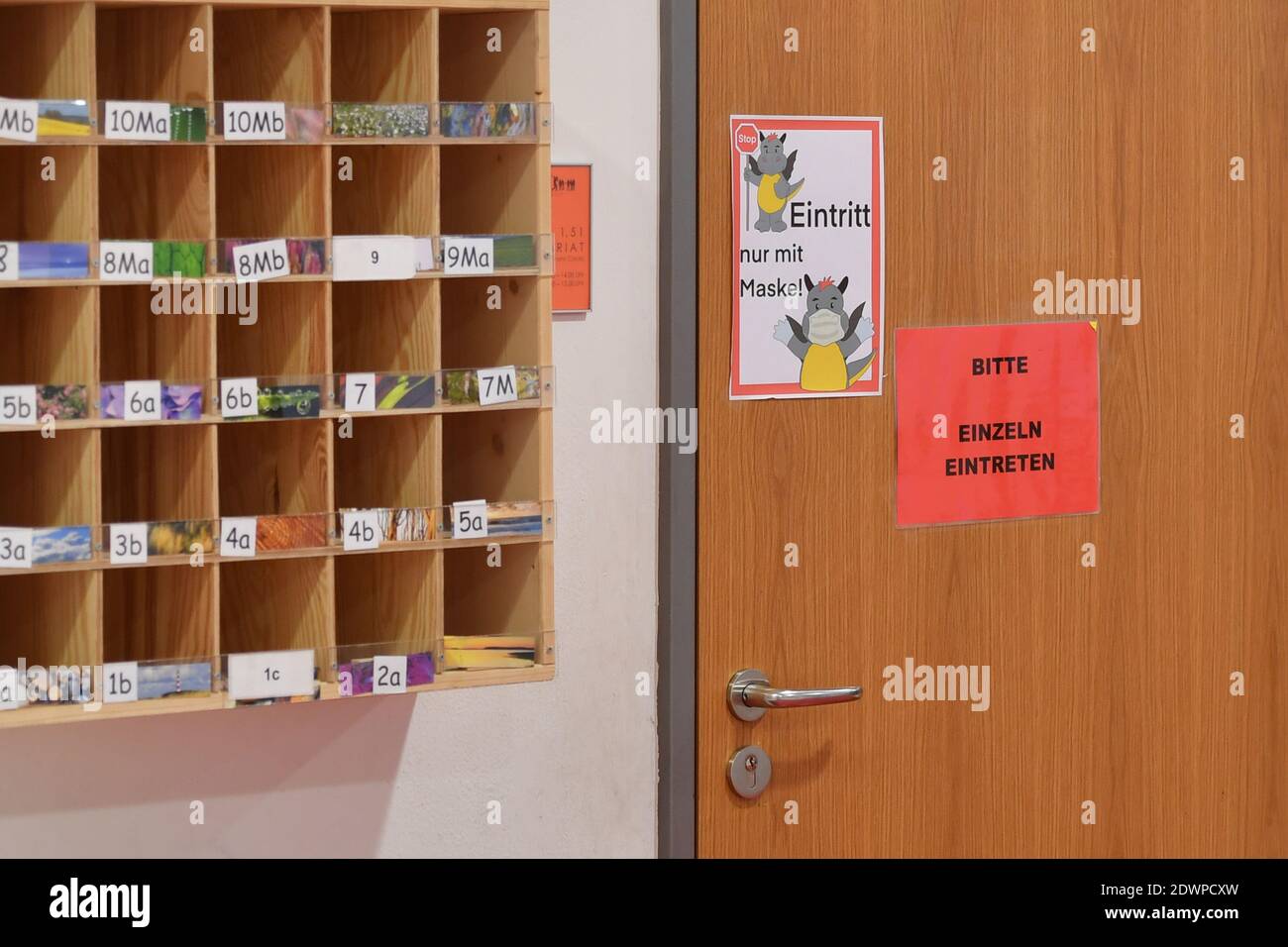 Germering, Deutschland. Dezember 2020. Eingangstür zum Sekretariat mit Schildern - BITTE SINGLE eingeben, EINTRAG NUR MIT MASKE. Verhaltensregeln, Hygieneregeln, Entfernungsregeln. Grund- und Mittelschule in Germering bei München in Bayern am 21. Dezember 2020. Quelle: dpa/Alamy Live News Stockfoto Germering, Deutschland. Dezember 2020. Eingangstür zum Sekretariat mit Schildern - BITTE SINGLE eingeben, EINTRAG NUR MIT MASKE. Verhaltensregeln, Hygieneregeln, Entfernungsregeln. Grund- und Mittelschule in Germering bei München in Bayern am 21. Dezember 2020. Quelle: dpa/Alamy Live News Stockfoto