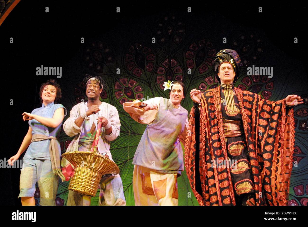 l-r: Alice Redmond (Kwailing), Michael Bertenshaw (Sung DIN), Kat B (Aladdin), Brian Protheroe (Abenazar) in ALADDIN am Theatre Royal Stratford East, London E15 13/12/2001 Stockfoto