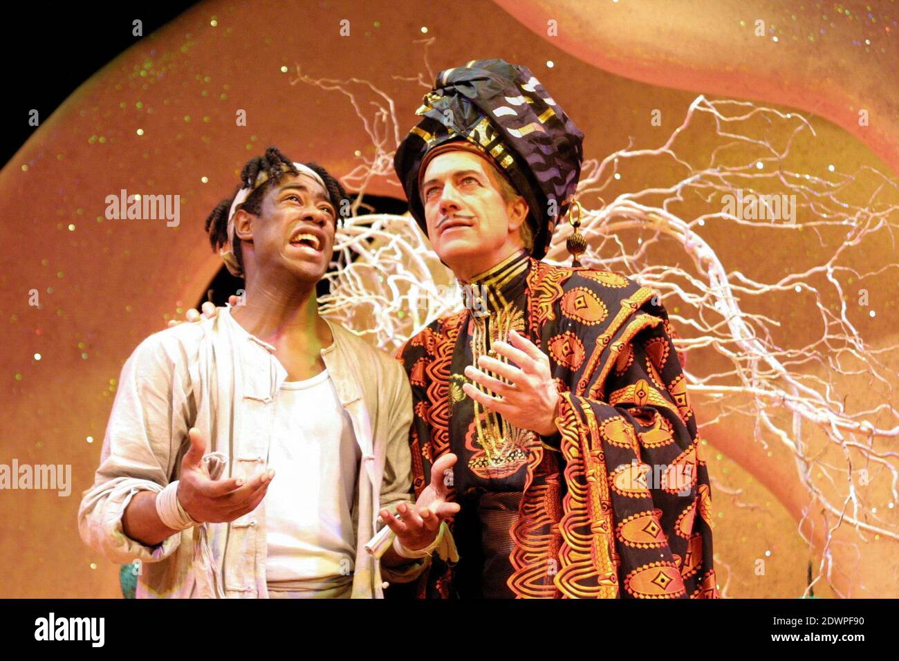 l-r: Kat B (Aladdin), Brian Protheroe (Abenazar) in ALADDIN im Theatre Royal Stratford East, London E15 13/12/2001 Stockfoto