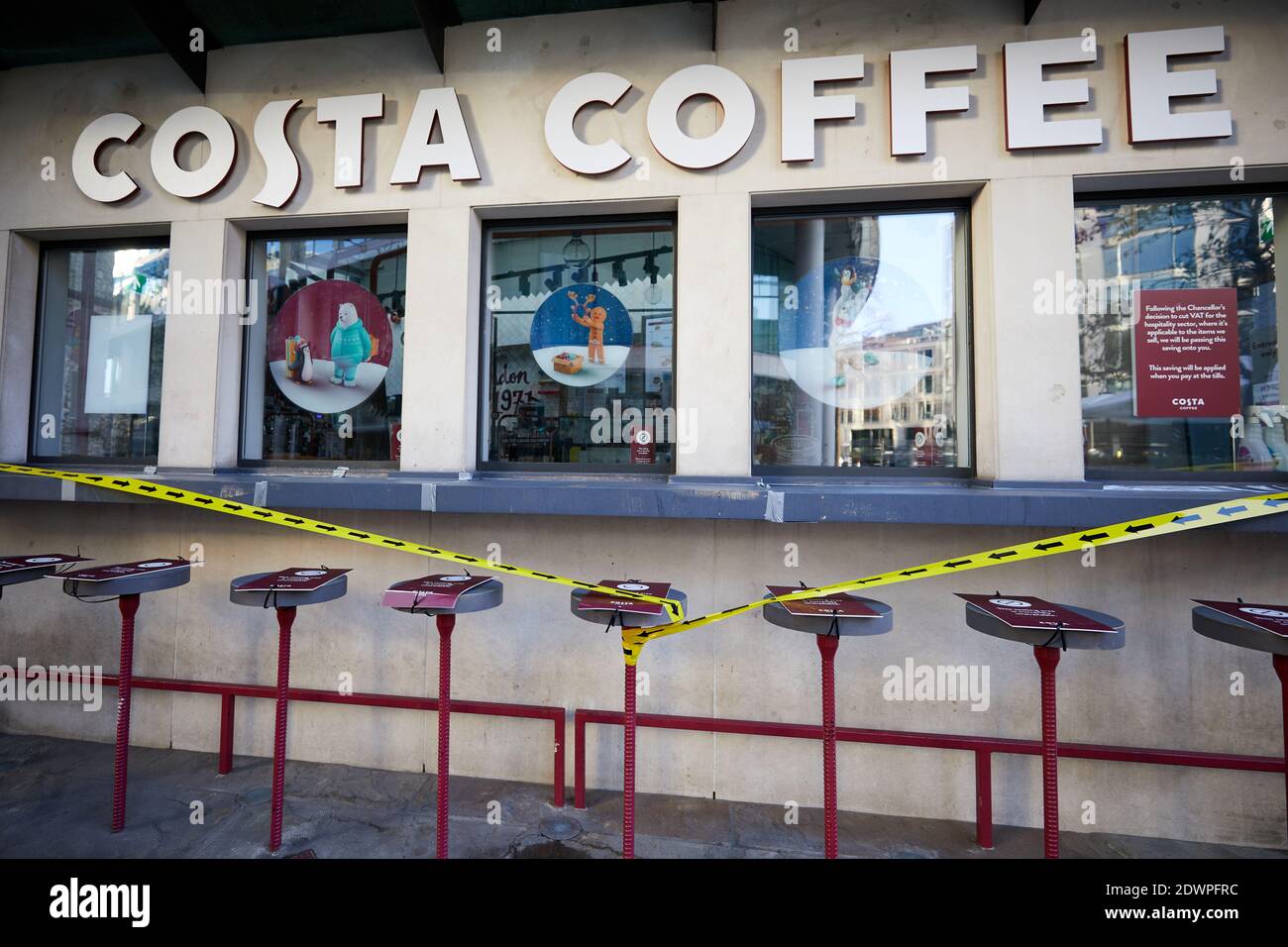 London, Großbritannien. - 20. Dezember 2020: Sitzplätze vor einem Costa-Café in der City of London, taped off Tage vor Weihnachten wegen Coronavirus Beschränkungen, die nur Take-away Käufe erlauben. Stockfoto