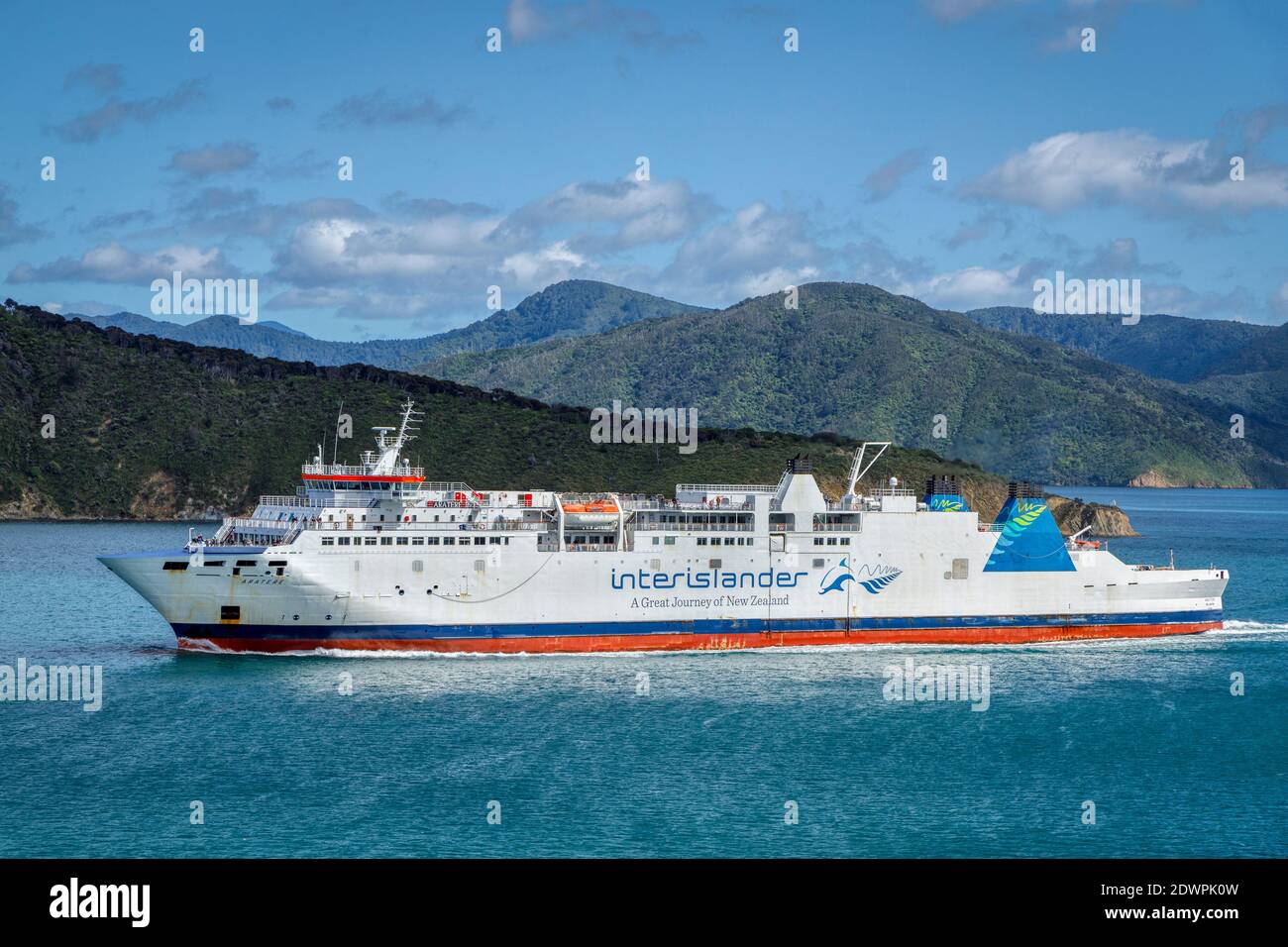 Die Aratere interislander Fähre in der Cook Strait innerhalb der Marlborough Sounds von South Island, Neuseeland. Stockfoto