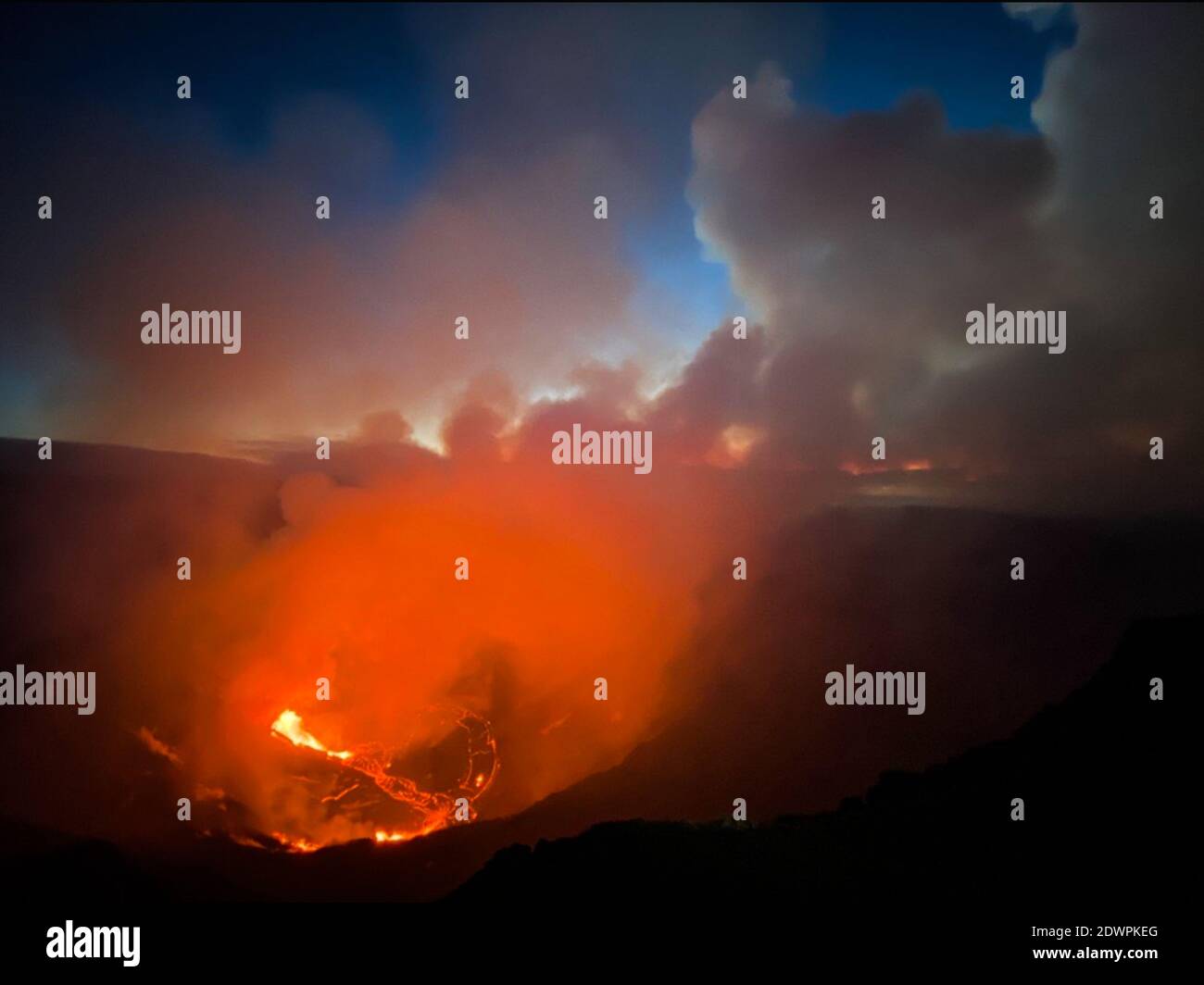 USA. Dezember 2020. Sonnenaufgang am neuen Eruptionsort in Kilauea Caldera auf Hawaii am 21. Dezember 2020 in diesem Handout-Foto, das den Medien vom U.S. Geological Survey zur Verfügung gestellt wurde. (Foto von USGS via Credit: SIPA USA/Alamy Live News Stockfoto