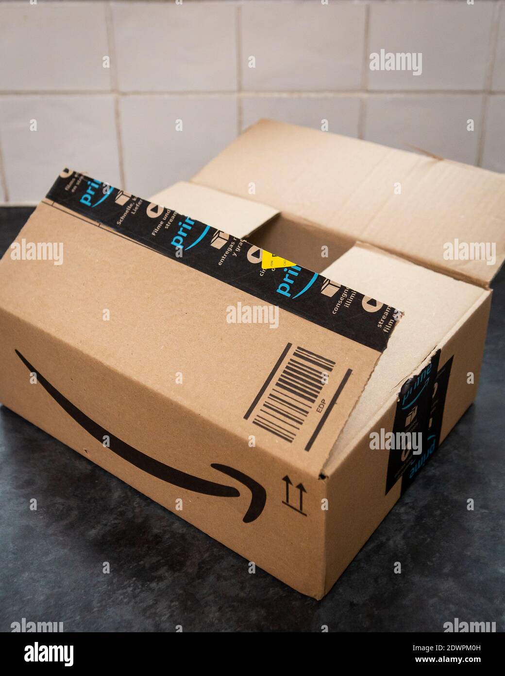 Covid 19 Coronavirus Test per Post geliefert von Amazon in Box, UK für Sekundarschüler Stockfoto