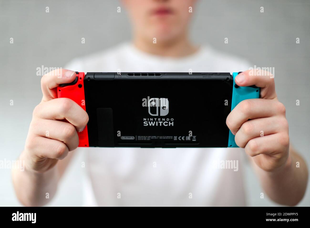 Ein Teenager, der auf einer Nintendo Switch Computerspielkonsole spielt Stockfoto