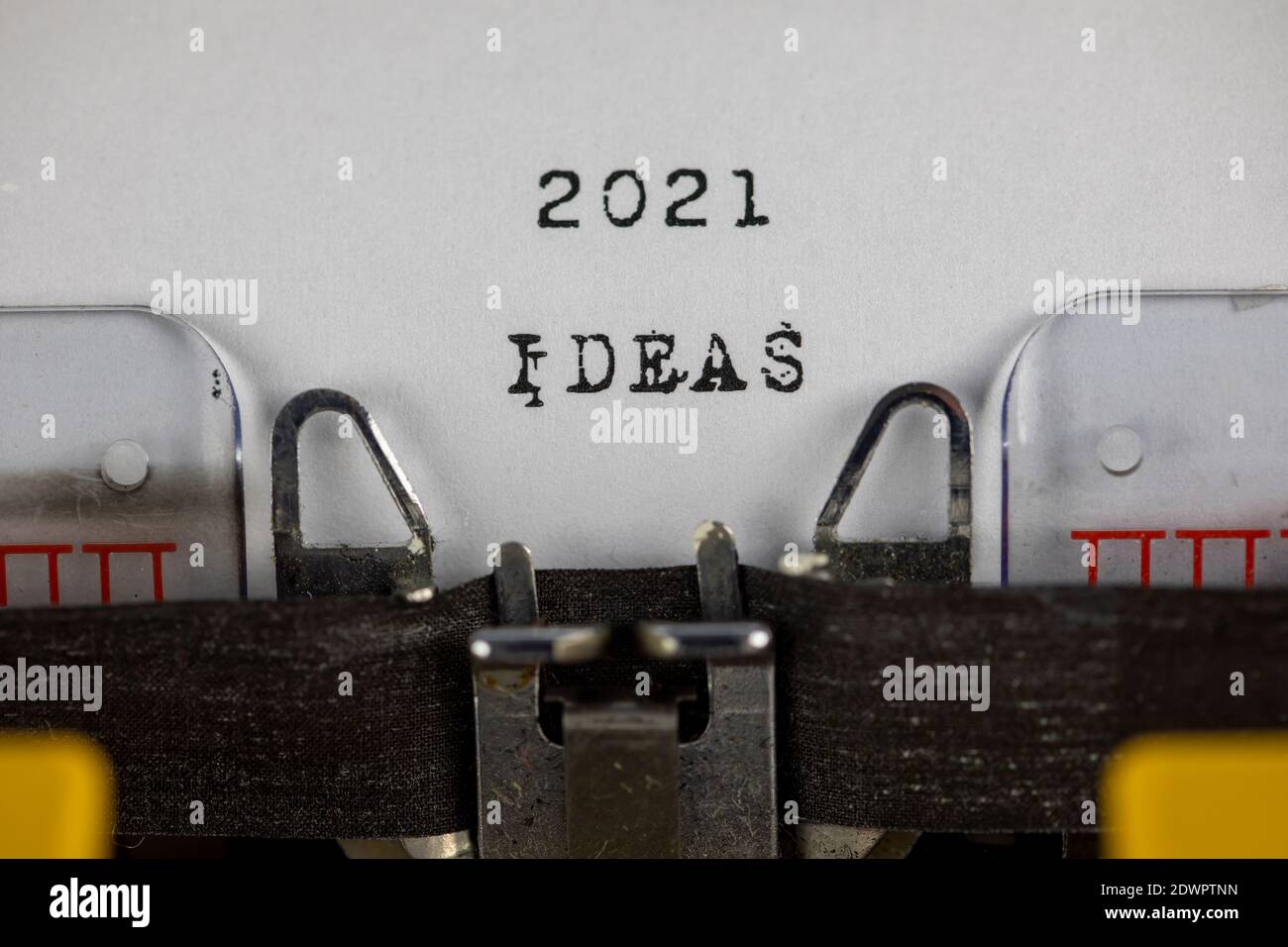 Alte Schreibmaschine mit Text 2021 Ideen Stockfoto