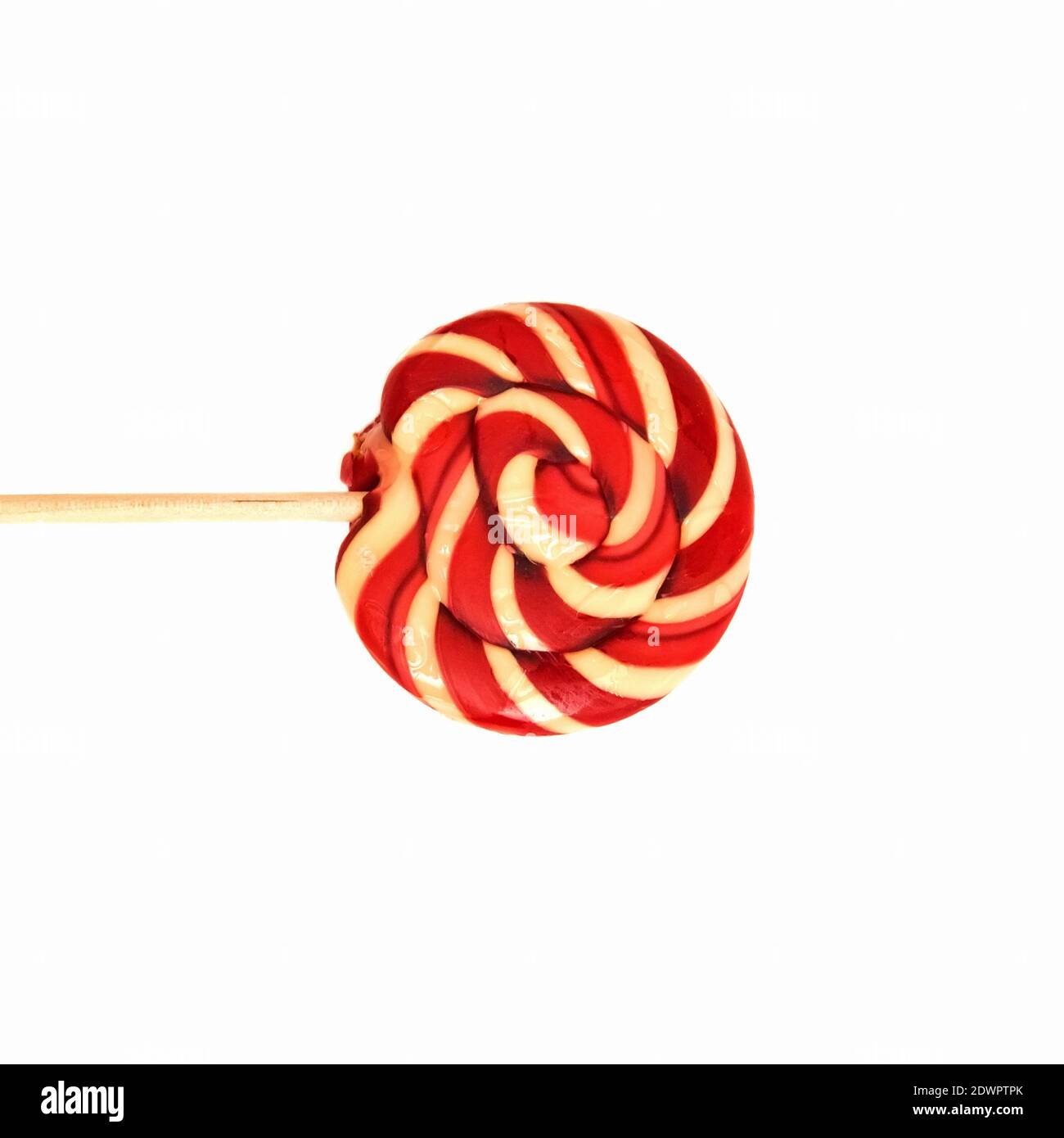 Ein wirbelnder roter und weißer Lollipop isoliert auf einem weißen Hintergrund Stockfoto