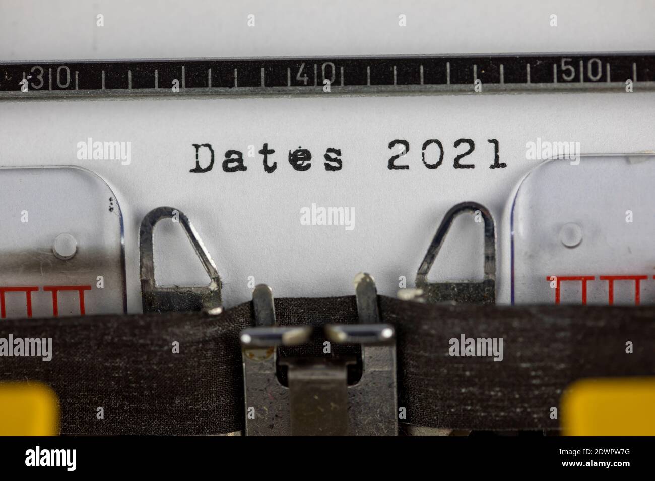 Daten 2021 geschrieben auf einer alten Schreibmaschine Stockfoto