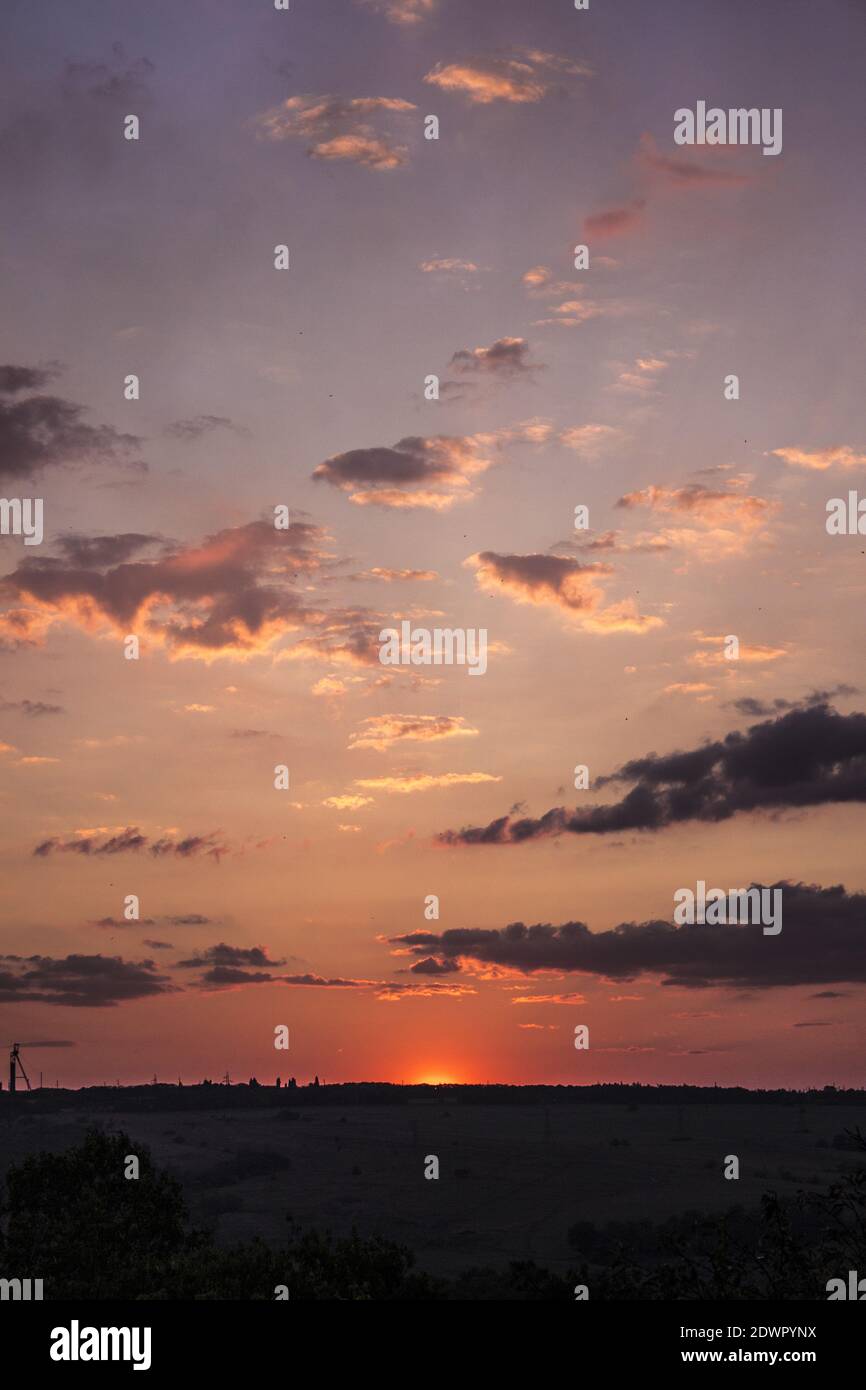 Sonnenuntergang mit flauschigen farbigen Wolken. Hochwertige Fotos Stockfoto
