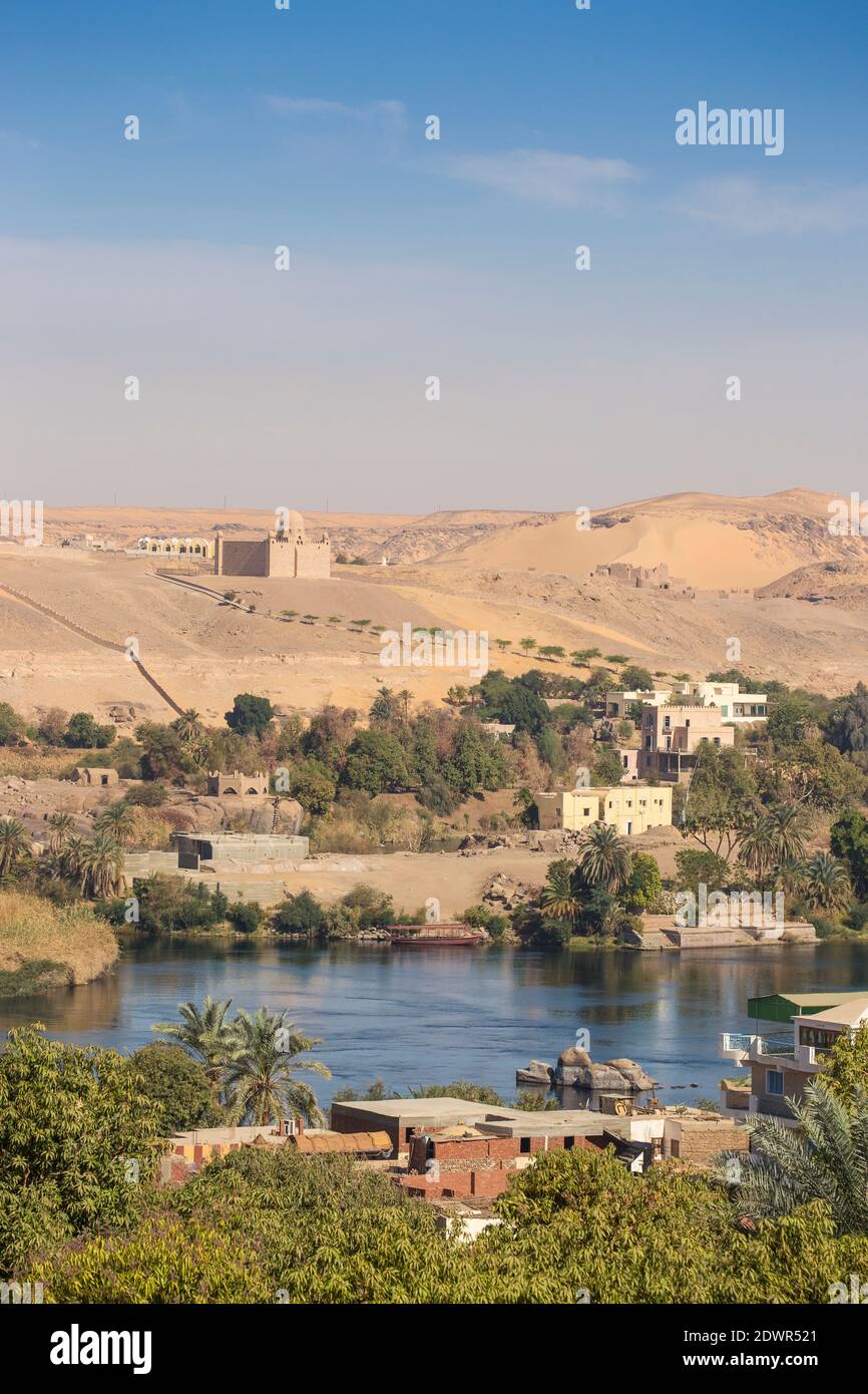 Ägypten, Oberägypten, Assuan, Blick auf den Nil in Richtung des Mausoleums von Aga Khan auf der Westbank Stockfoto