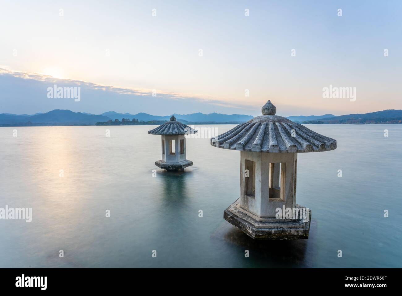 Sonnenuntergang Blick auf den westlichen See in Hangzhou, China. Stockfoto