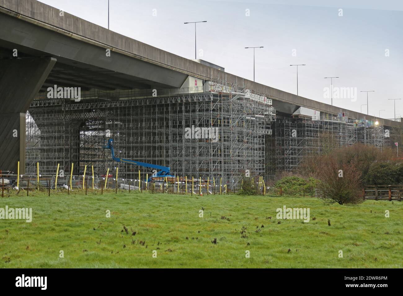 Gerüst unter der Autobahn M25 Gade Valley Viaduct, Kings Langley, Großbritannien. Zugang zu den Stahlträgern für die Verstärkung. Stockfoto