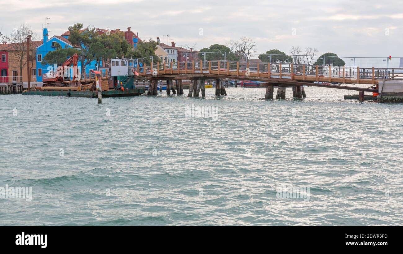 Temporäre Fußgängerbrücke über den Kanal in Burano Italien Stockfoto