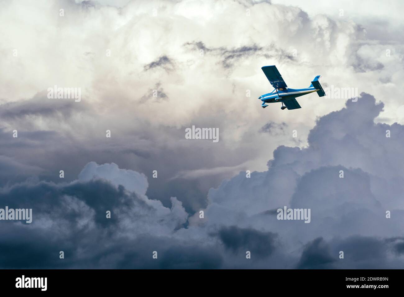 Flugzeug in den Wolken bei stürmischem Himmel Stockfoto