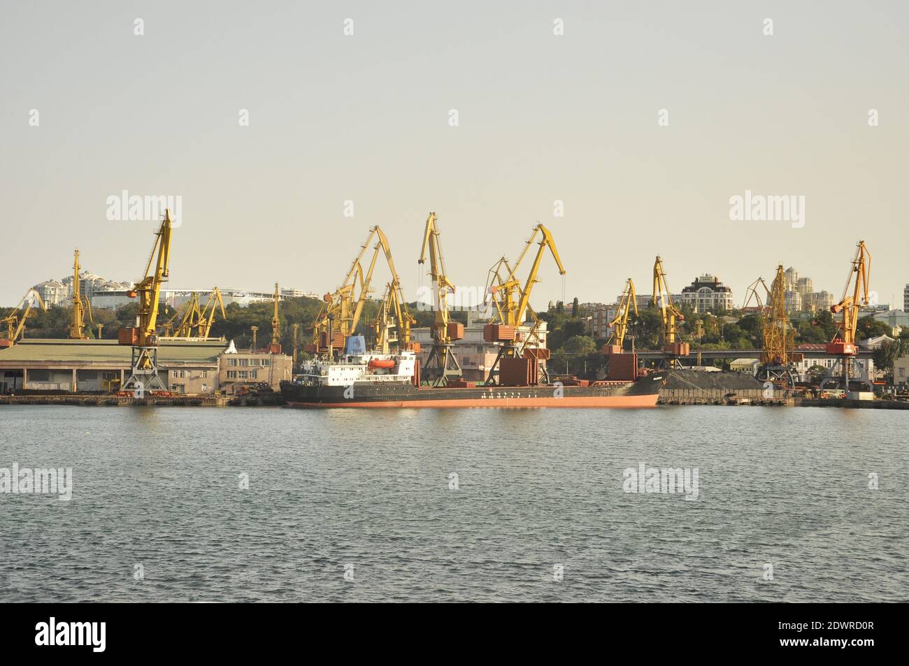 Seehafen, Be- und Entladen von Waren. Hochwertige Fotos Stockfoto