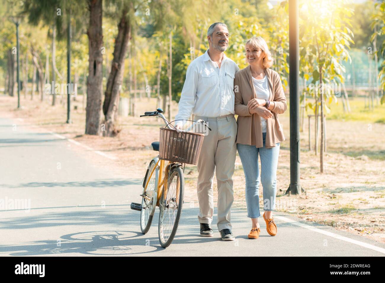 Glückliches Liebespaar Zeit im Park verbringen, Fahrrad nehmen und entspannen Sie sich zu Fuß im romantischen Gespräch Stockfoto