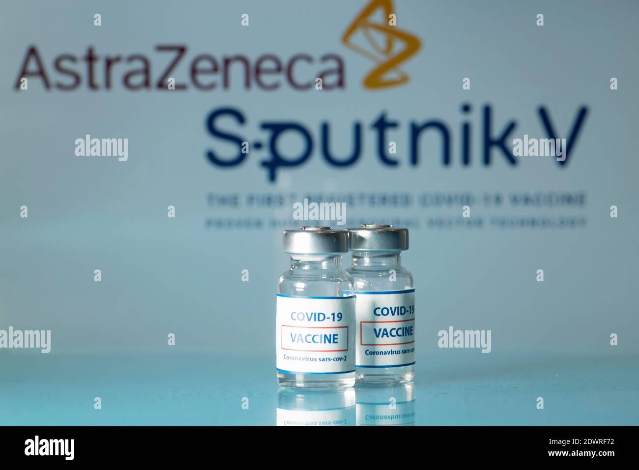 AstraZeneca-Impfstoff gegen COVID-19. Medizinische Glasfläschchen mit Flüssigkeit auf dem Hintergrund Astra Zeneca Firmenlogo. Ampullen mit Coronavirus-Impfstoff o Stockfoto