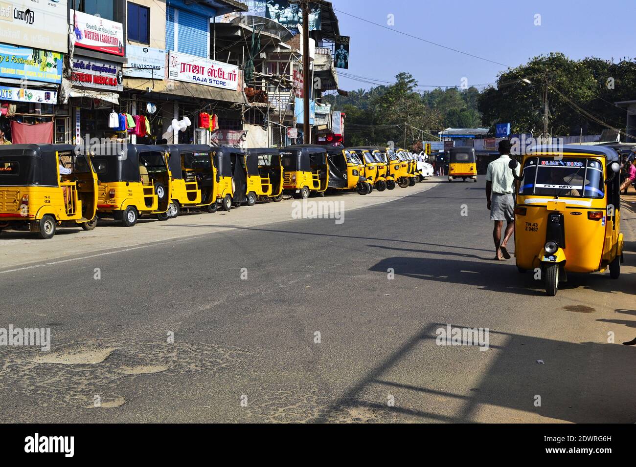 Sulthan Bathery, Kerala, Indien - Januar, 2017: Geparkte gelbe drei Wheelers Taxi Motorräder genannt Tuk Tuk entlang der Straße in der Nähe der Bushaltestelle in der Mo Stockfoto