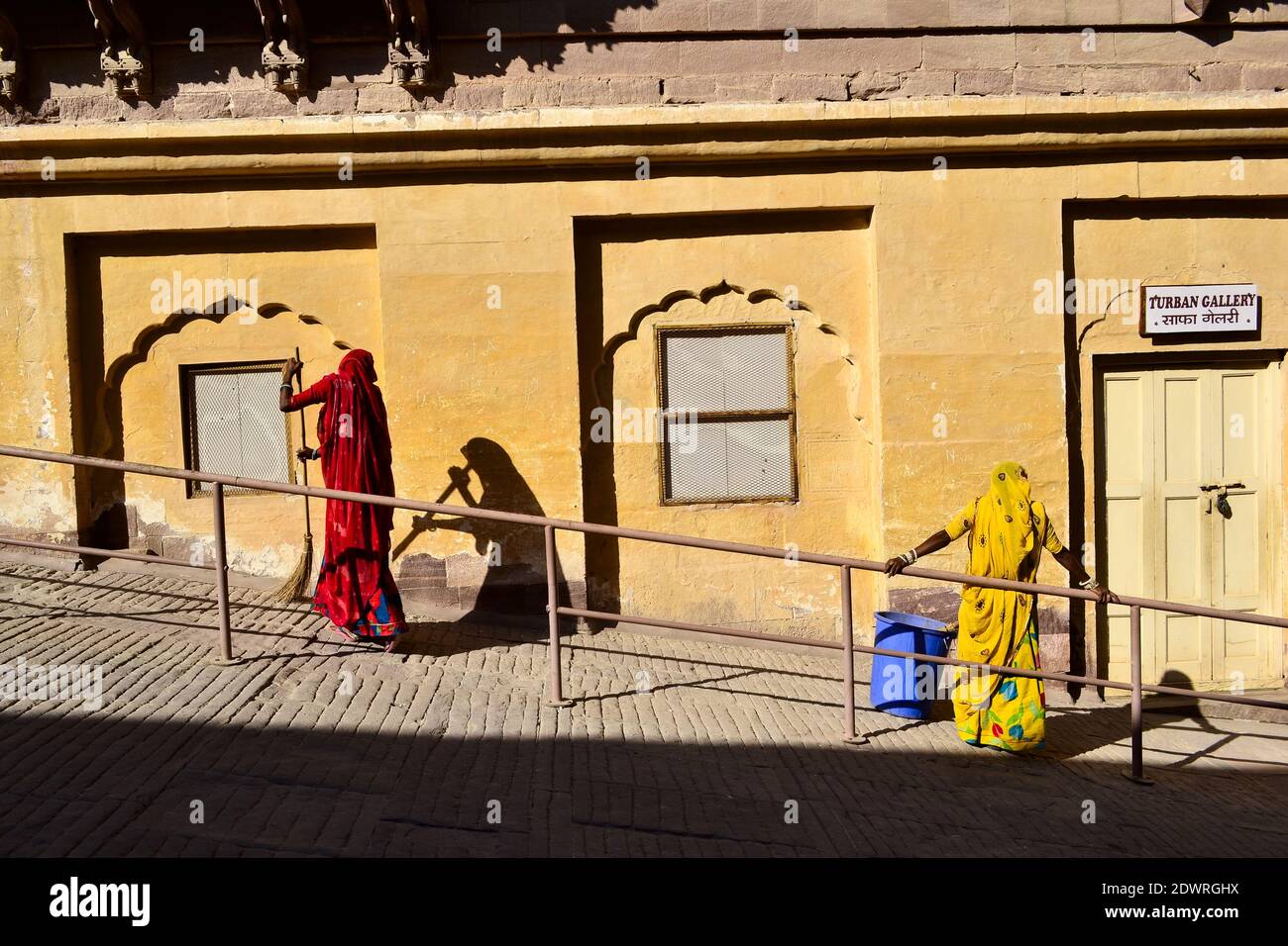 Jodhpur, Rajasthan, Indien - Dezember, 2016: Zwei Frauen in traditionellen indischen Tuch fegen den Hof von Meherangarh Fort Stockfoto