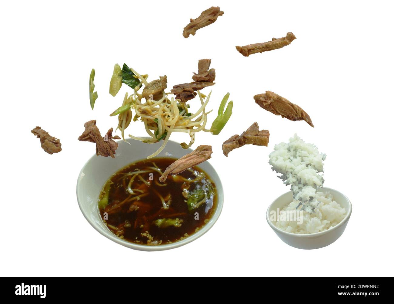 Gekochte Ente in chinesischer Kräutersuppe essen paar einfach Reis schwimmt auf Schüssel in weißem Hintergrund Stockfoto