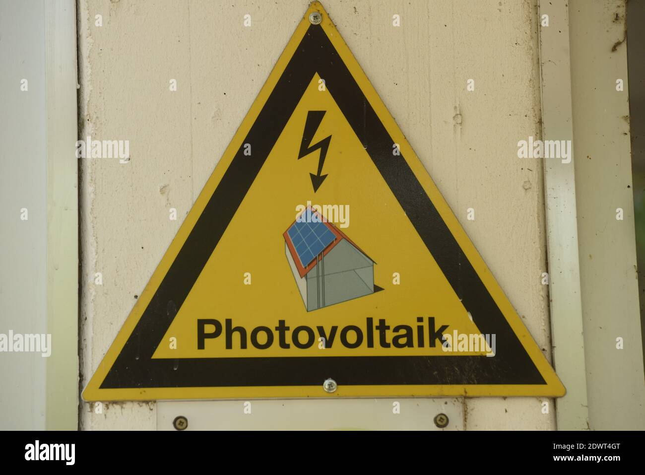 Ein Gebäude- und Photovoltaik-Zeichen, nachhaltige und ökologische Energieerzeugung Stockfoto