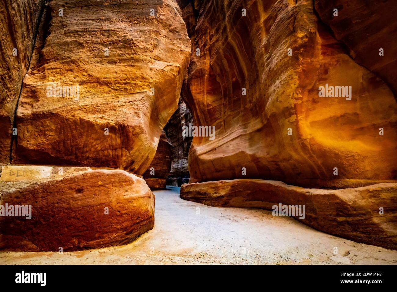 Abstraktes Bild von Felswänden im Siq, Eingang in Petra, Jordanien Stockfoto