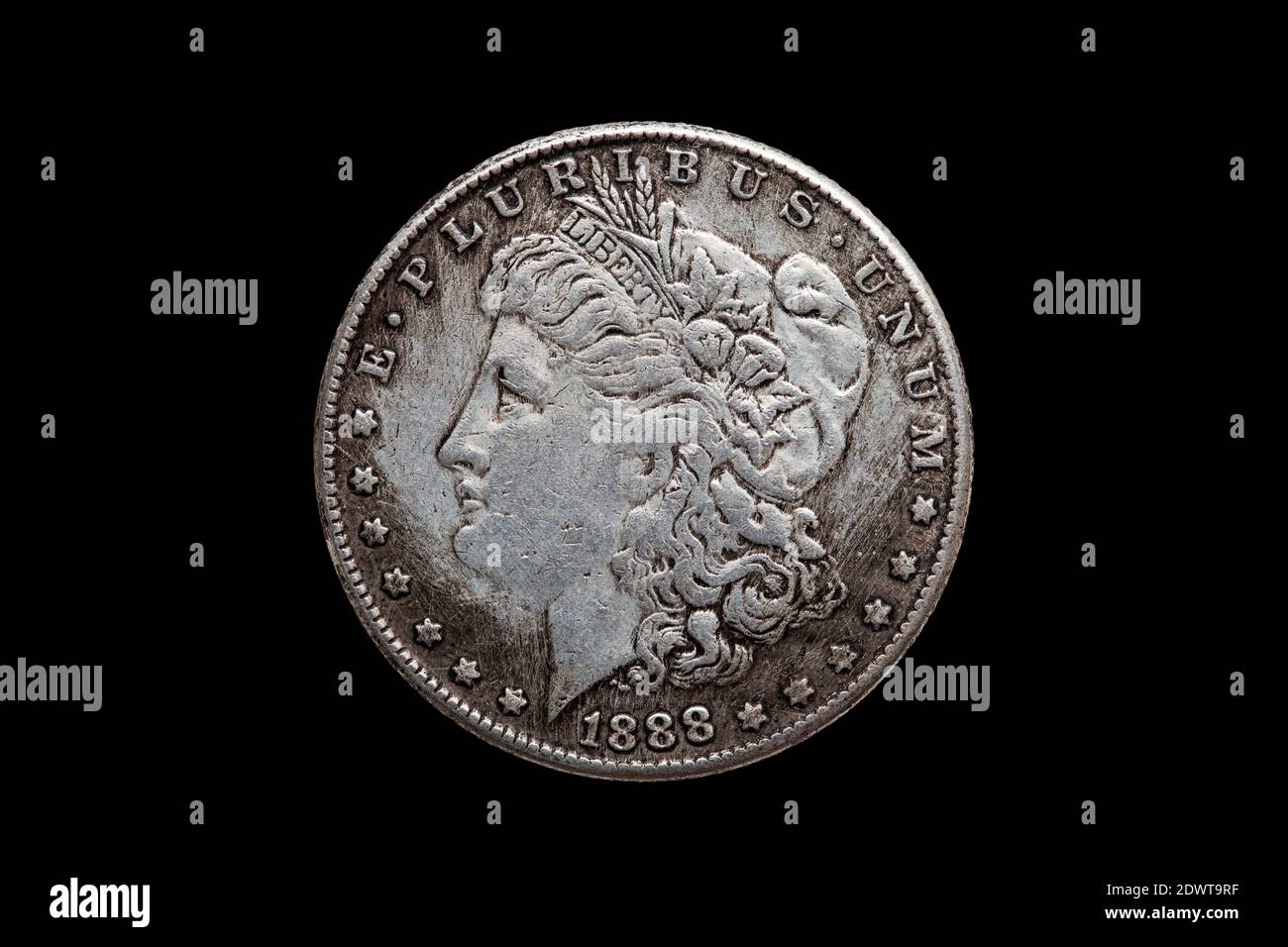 USA One Dollar Morgan Silver Münze Replik datiert 1880 mit einem Porträt der Freiheit auf der Vorderseite ausgeschnitten und isoliert auf schwarzem Hintergrund, Stock Stockfoto
