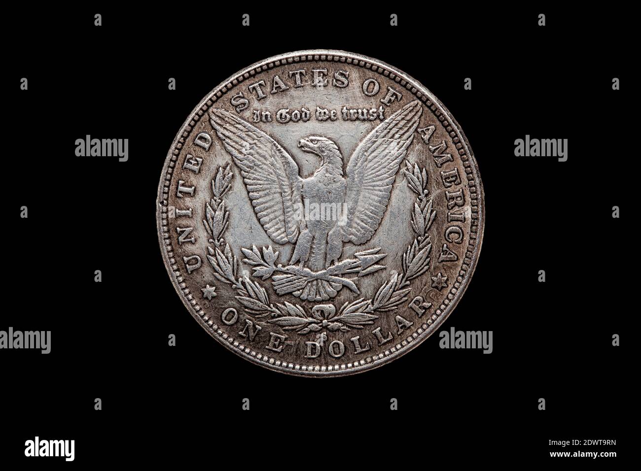 USA One Dollar Morgan Silver Münze Replik datiert 1880 mit einem Bild eines ausgebreiteten Adlers auf der Rückseite ausgeschnitten und isoliert auf schwarzem Hintergrund, Schaft Stockfoto