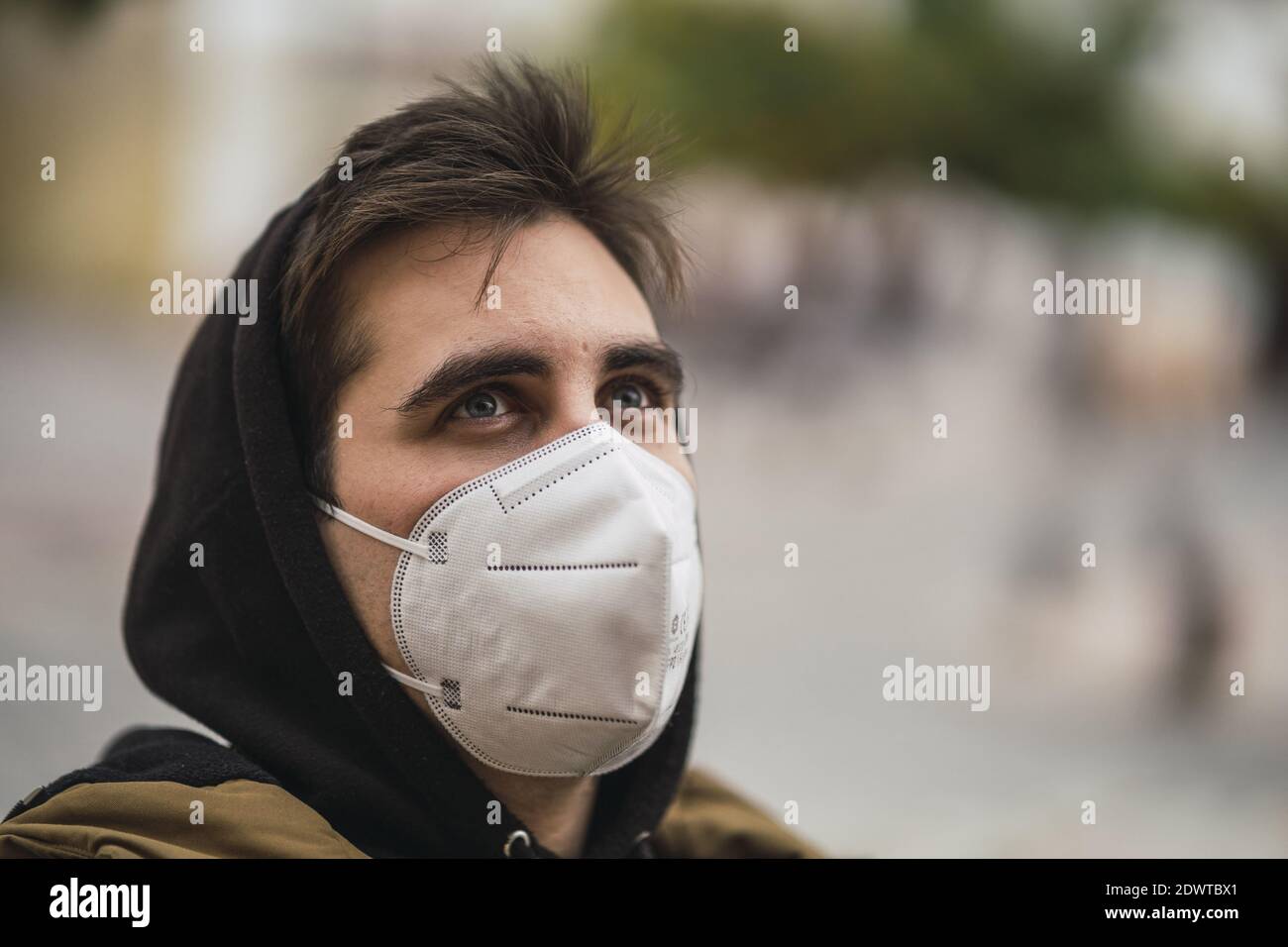 Eine flache Fokusaufnahme eines jungen Mannes in einem Medicalmask - das Konzept der neuen Normalität Stockfoto