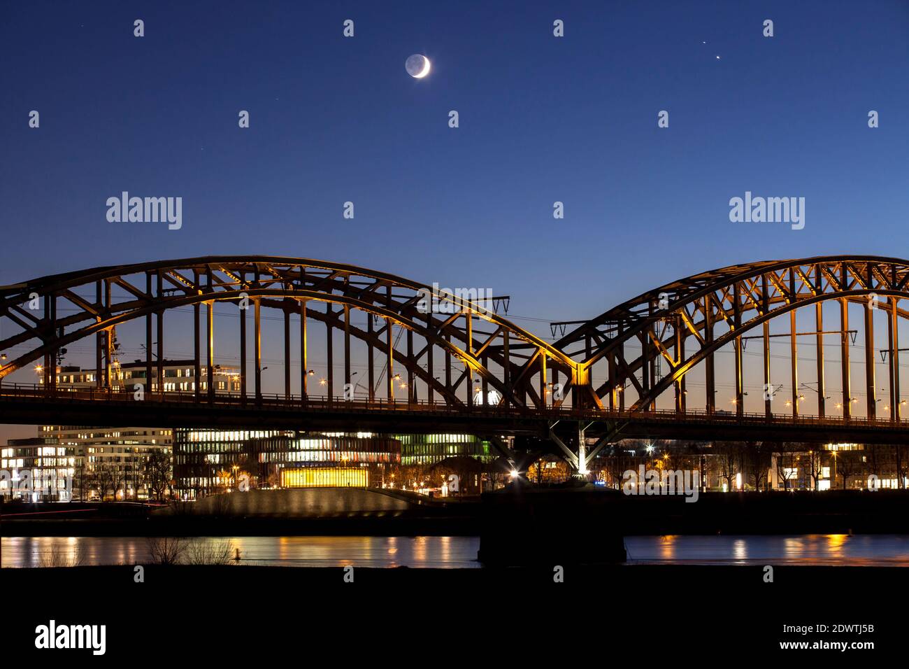 Die Südbrücke, Eisenbahnbrücke über den Rhein, den Mond und die Planeten Jupiter und Saturn wenige Tage vor der "Großen Konjunktion" am 21.12. Stockfoto