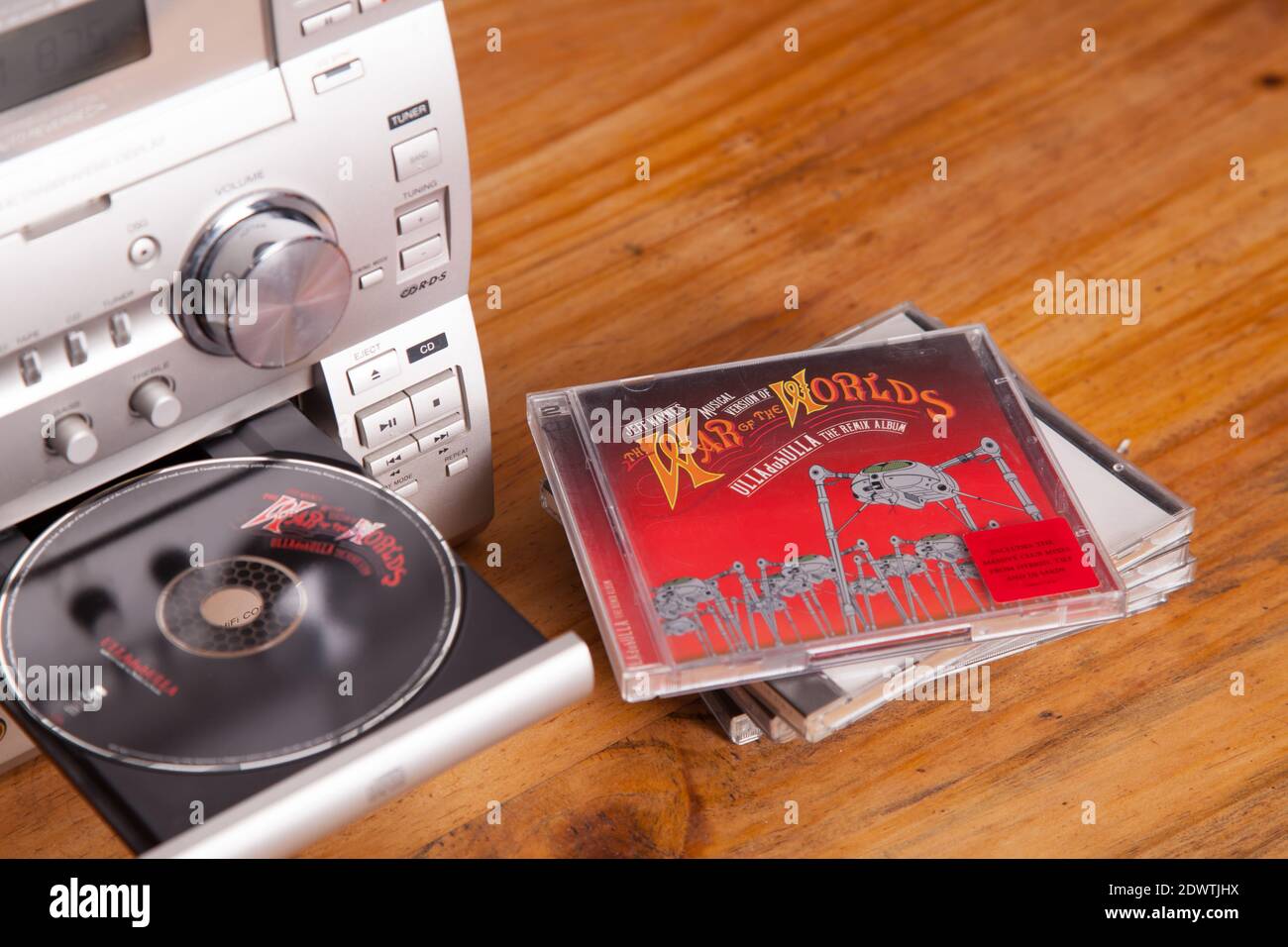 Musik-CD in Sony HiFi-System, war of the Worlds ULLAdubULLA Album Compact Disc Stockfoto
