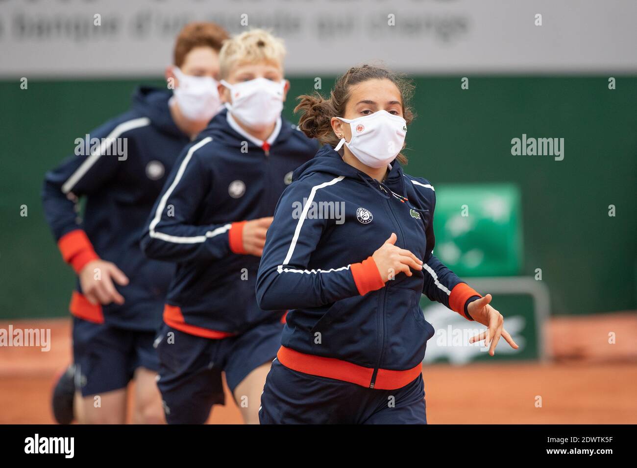 Ballkids mit Corona Maske laufen bei den French Open 2020, Paris, Frankreich, Europa. Stockfoto